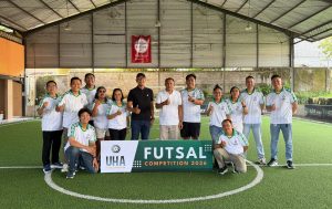 Peserta dan panitia UHA Futsal Competition 2026 berfoto bersama di lapangan futsal indoor Dewata Mas Futsal, Gianyar, Bali.