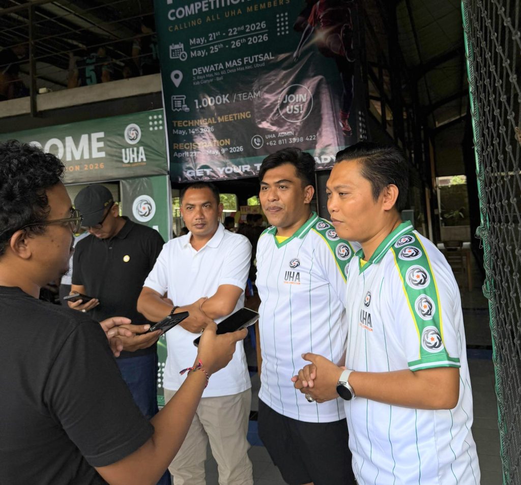 Putu Surya dan pengurus Ubud Hotels Association memberikan sesi wawancara saat pembukaan UHA Futsal Competition 2026 di Dewata Mas Futsal, Gianyar