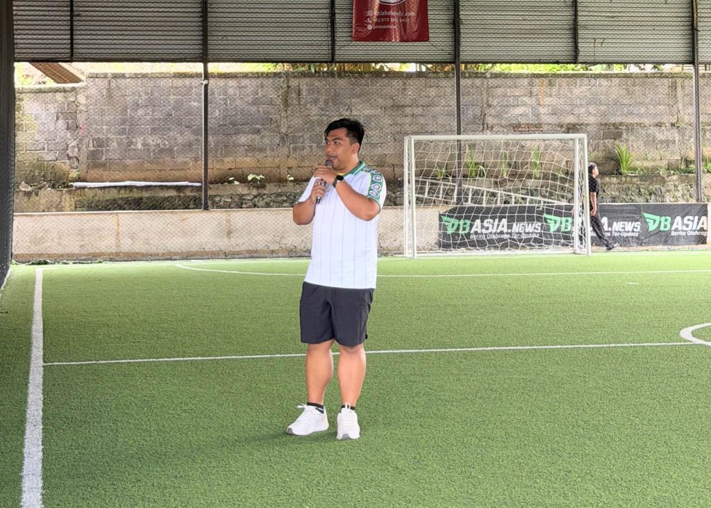Putu Surya memberikan sambutan pada pembukaan UHA Futsal Competition 2026 di lapangan indoor Dewata Mas Futsal, Gianyar, Bali.